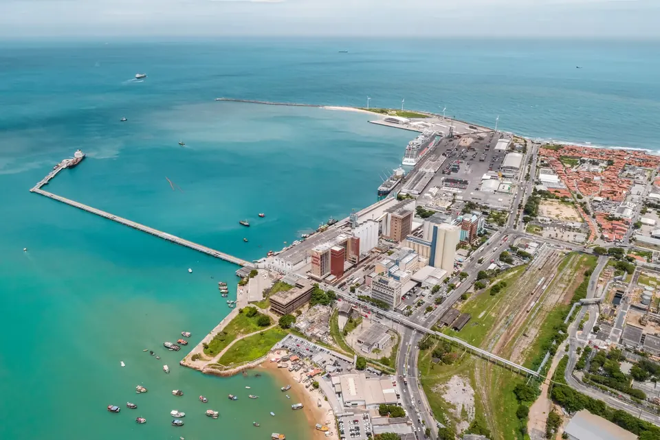Vista aérea do Porto do Mucuripe com o molhe, o cais e a cidade de Fortaleza